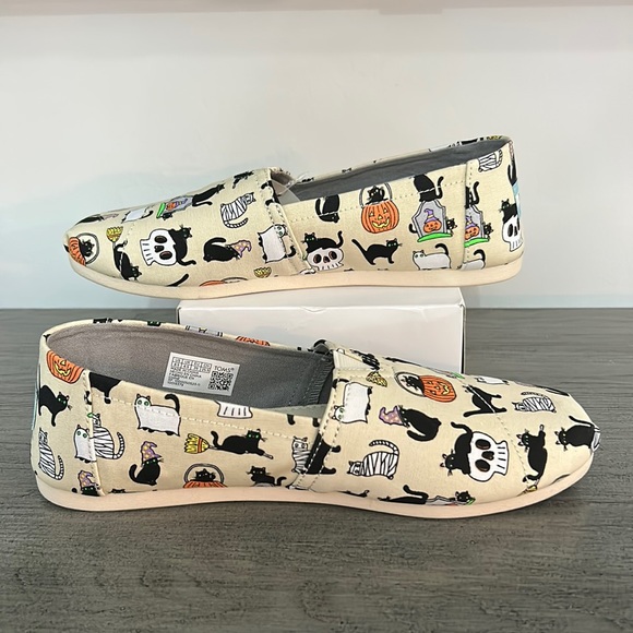 NWT Toms Halloween Black Cats Pumpkins Skulls Slip On Size 8.5 - Picture 2 of 7